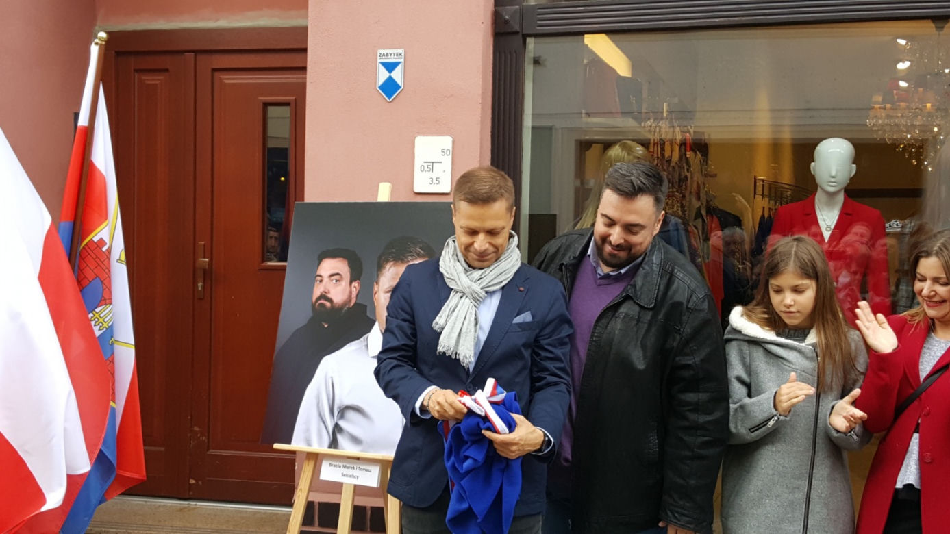 Nowe autografy na ul. Długiej! Swoje podpisy odsłonili bracia Sekielcy, Jan Rulewski i Antoni Tokarczuk [ZDJĘCIA, WIDEO]