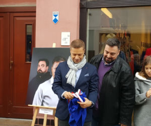 Nowe autografy na ul. Długiej! Swoje podpisy odsłonili bracia Sekielcy, Jan Rulewski i Antoni Tokarczuk [ZDJĘCIA, WIDEO]