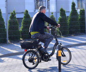 Przesiadł się na rower elektryczny