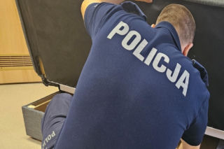 Zabrał busa, porzucił go i schował się w...tapczanie!