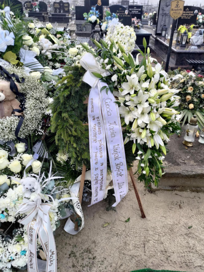 Białe misie strzegą grobu Nikodema Mareckiego. 11-letni aktor zginął w strasznym wypadku