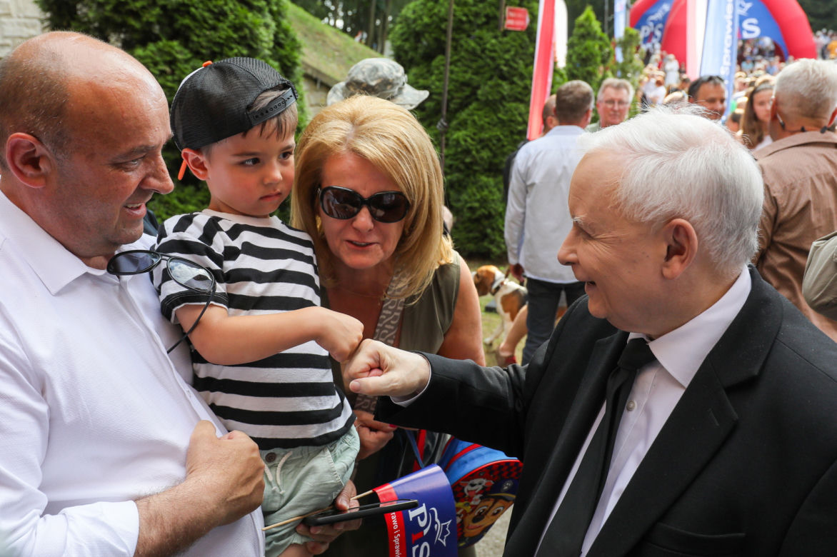Jarosław Kaczyński z dzidziusiem na rękach ależ on go tuli 