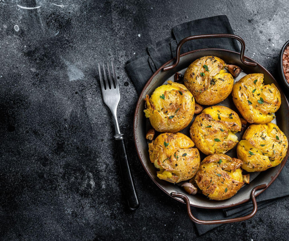 Zgniecione ziemniaki z patelni – chrupiące jak z restauracji (hit TikToka, który robi się sam)