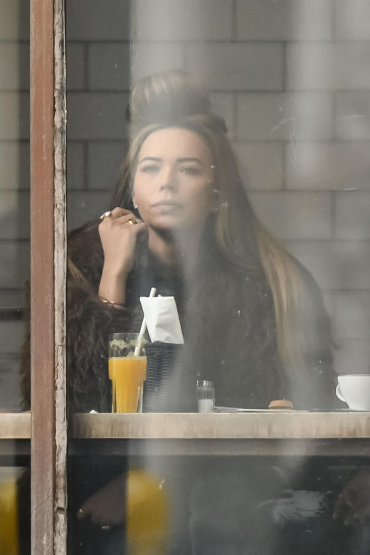 Sandra Kubicka w wałku na głowie