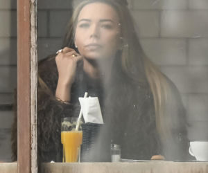 Sandra Kubicka w wałku na głowie
