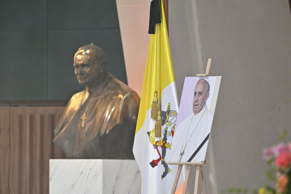 Warszawa żegna papieża Franciszka. Poruszające wpisy w Archikatedrze 