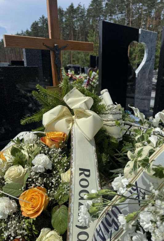 Tuż po 27-urodzinach na Łukasza spadł samolot. Przejmujący widok na grobie żołnierza. "Dumnie służyłeś Ojczyźnie"