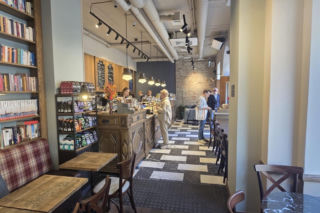 Nowa kawiarnia na mapie Gdańska. Green Caffè Nero postawiło na historię, rzemiosło i jesienne smaki