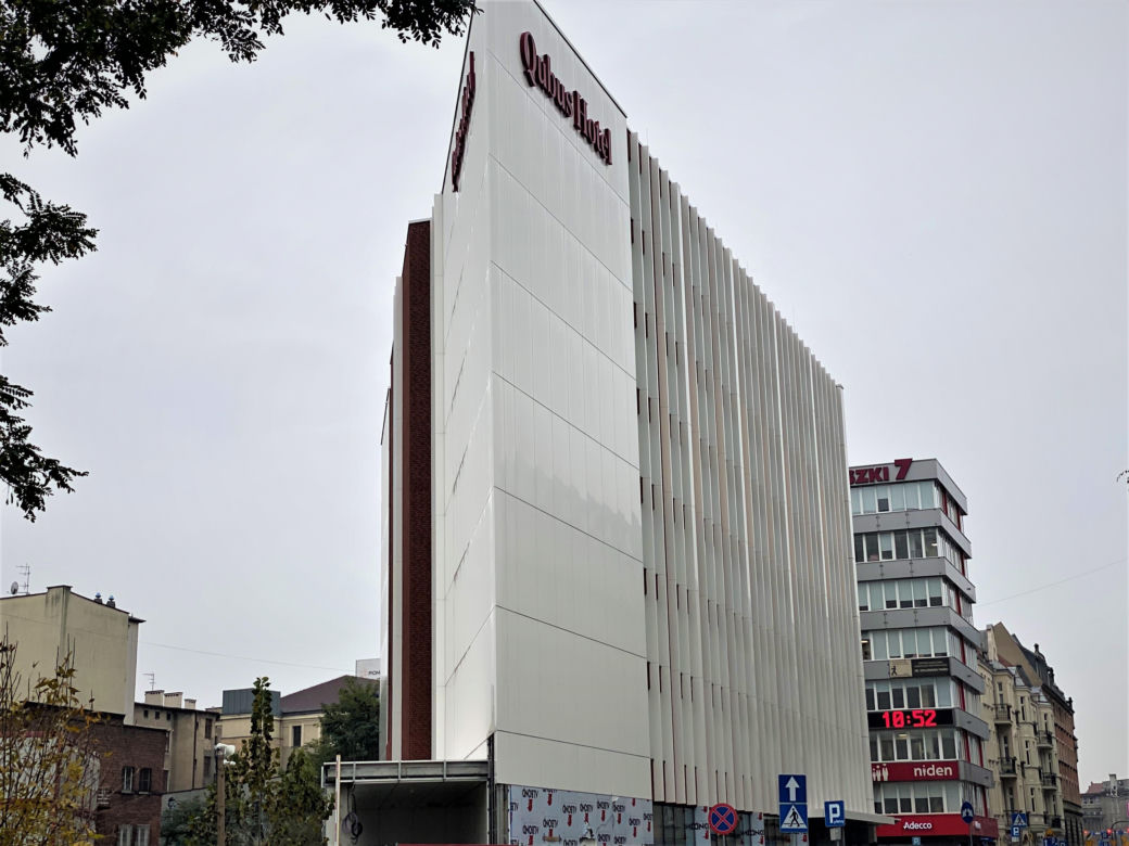 Qubus Hotel Katowice i jego nowoczesne wnętrza. Jest drewno, szkło i wełna