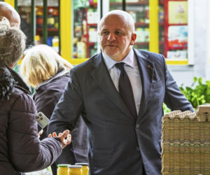 Paweł Kowal na bazarze