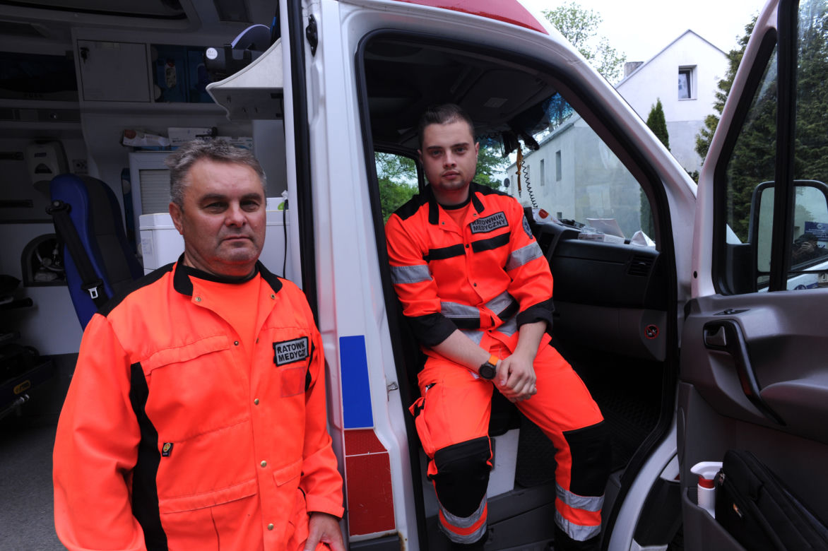 Jechali do chorego dziecka uratowali rodzinę z ognia