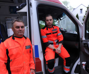 Jechali do chorego dziecka uratowali rodzinę z ognia