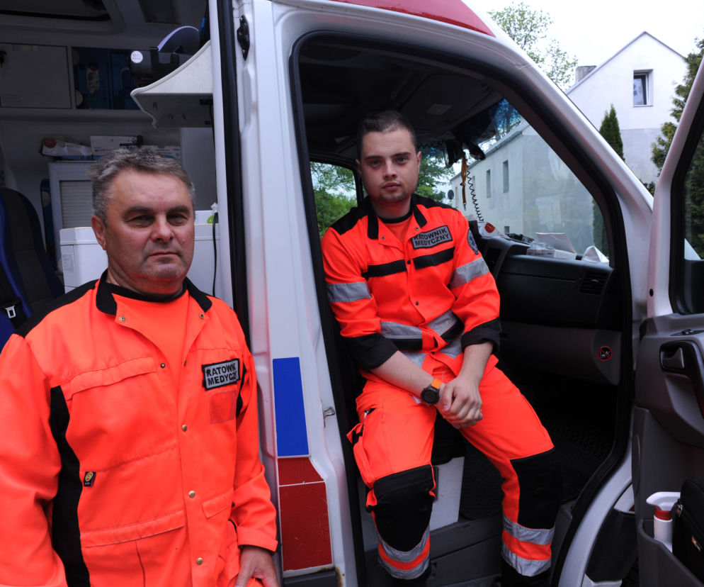 Jechali do chorego dziecka uratowali rodzinę z ognia