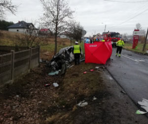 Koszmarny wypadek w Łódzkiem. 32-latek wjechał wprost na czołówkę z tirem