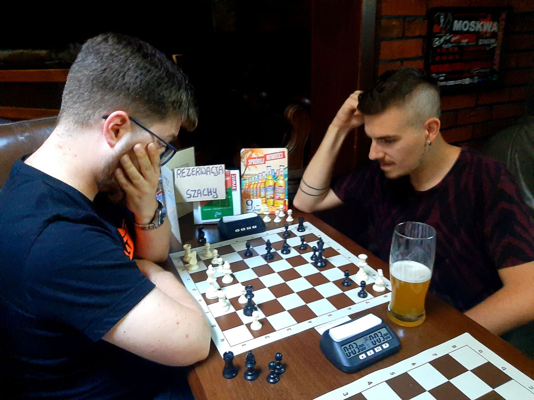 Szachiści ponownie opanowali Hard Rock Pub Pamelę. Letnie rozgrywki trwają