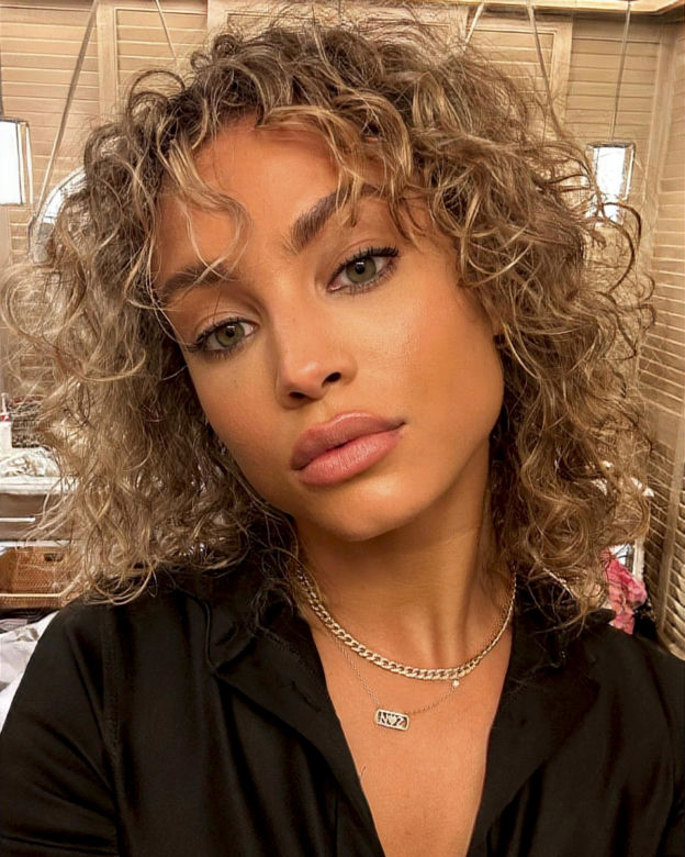 Oto nowa dziewczyna DiCaprio! Rose Bertram ma aż 28 lat