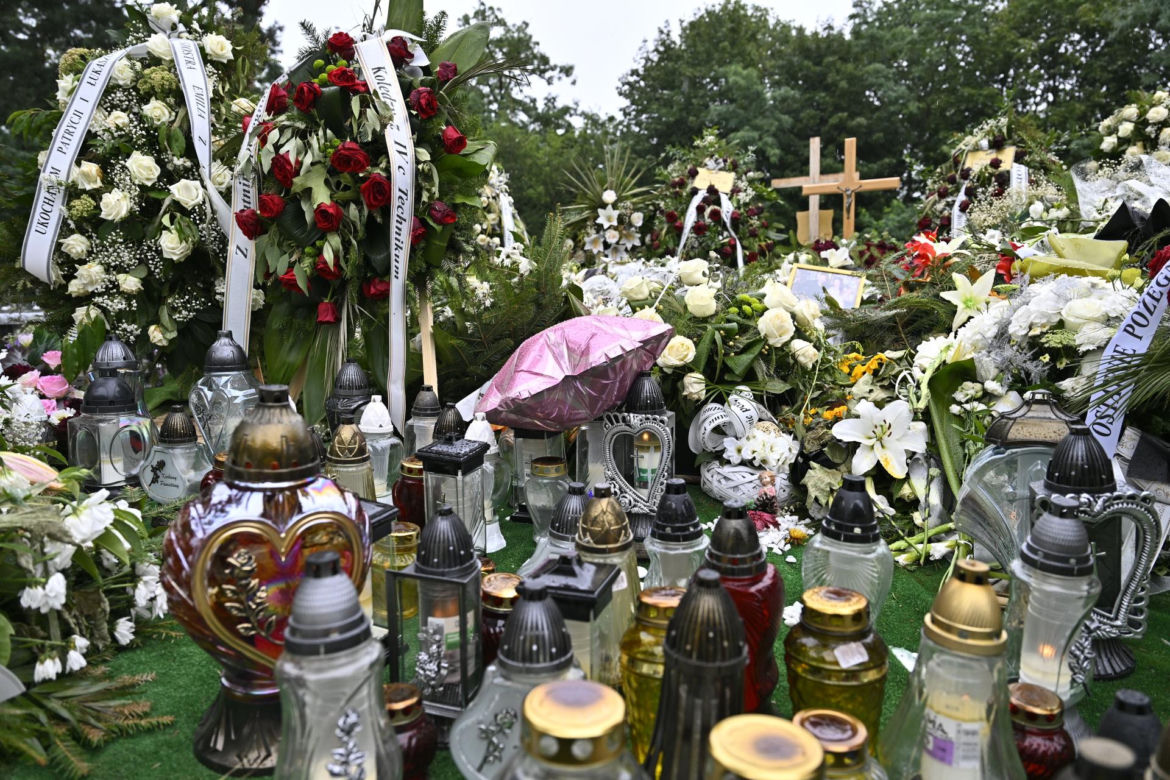 Grób Patrycji i Łukasza utonął w białych kwiatach. Małżeństwo zginęło ratując swoją 4-letnią córeczkę