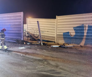 Wypadek na małej obwodnicy Iławy. Duże zniszczenia, kierowca bez prawa jazdy