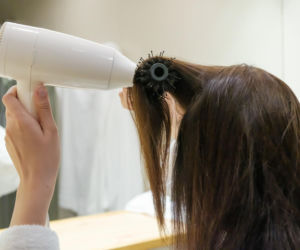 Ukryty przycisk w suszarce zmienia wszystko. Dermatolodzy wskazują prosty trik na lśniące włosy