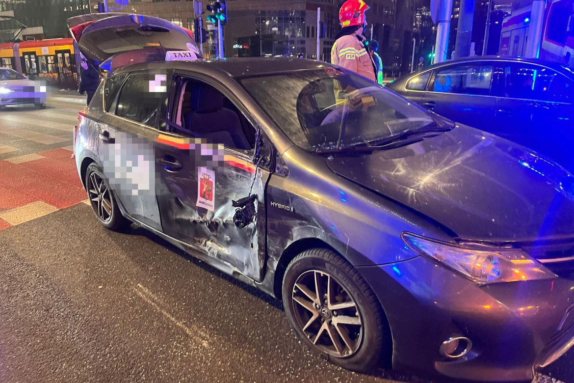 Wypadek karetki na rondzie ONZ w Warszawie. Ambulans zderzył się z taksówką "na aplikację"