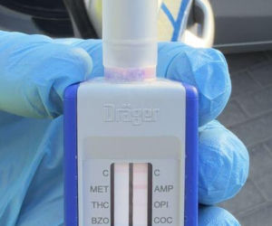 W skrytce przypominającej książkę z napisem „Holy Bible” znajdował się zamykany na klucz schowek, w którym ujawniono narkotyki