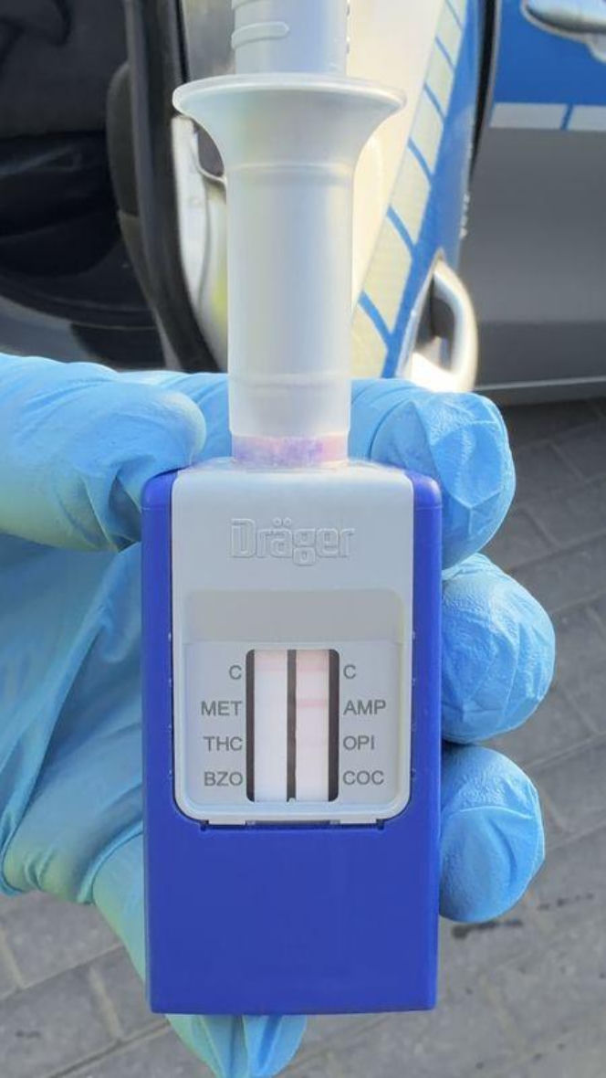 W skrytce przypominającej książkę z napisem „Holy Bible” znajdował się zamykany na klucz schowek, w którym ujawniono narkotyki