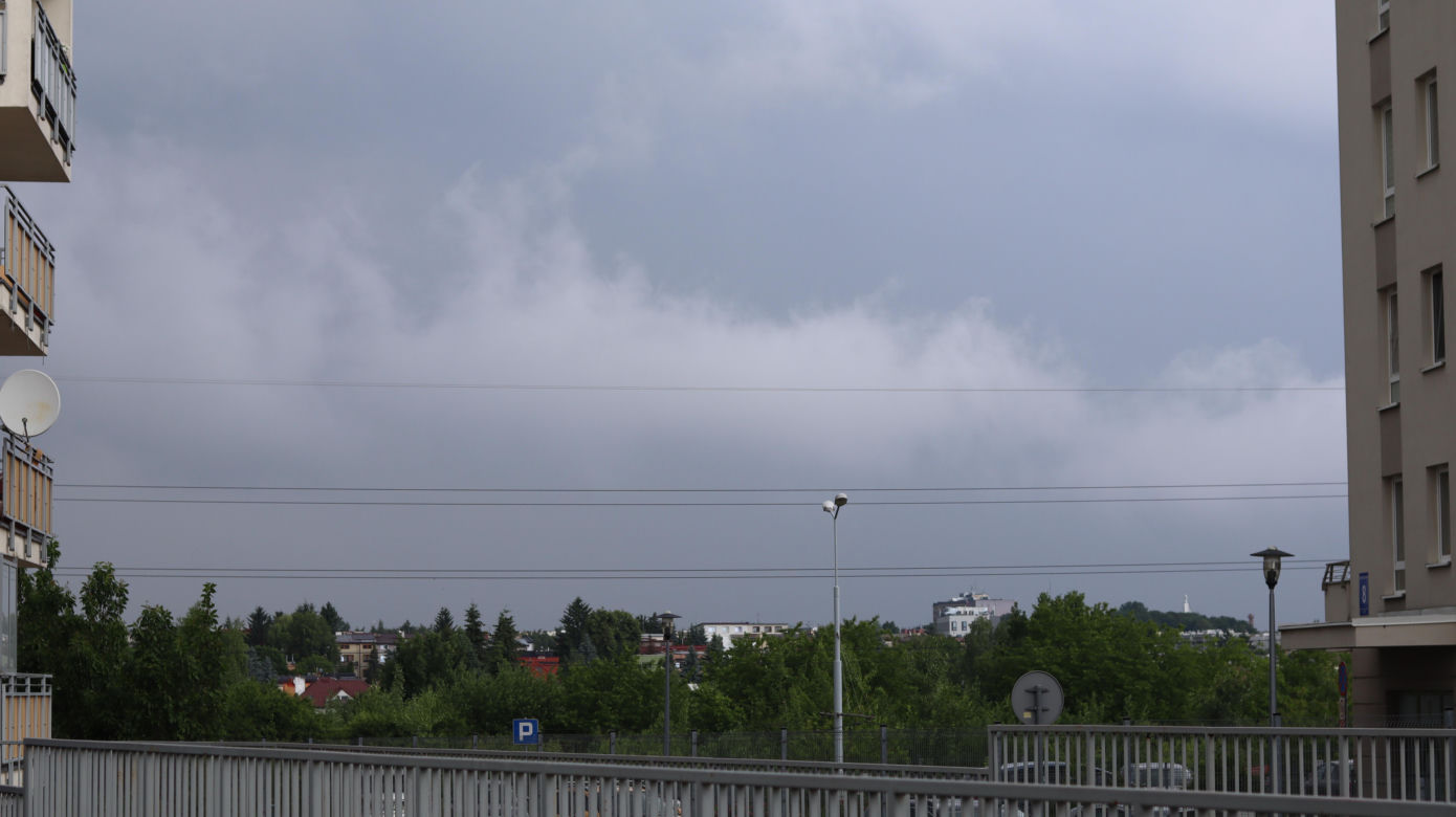 Burza nad Lublinem. Czarne chmury przykryły miasto, słychać grzmoty [GALERIA]
