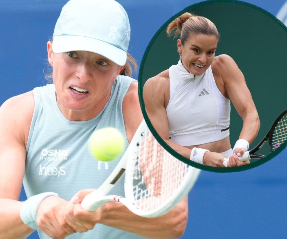 Iga Świątek odbija piłkę rakietą. Na miniaturze Maria Sakkari. O meczu w Cincinnati przeczytasz na SE Supersport.