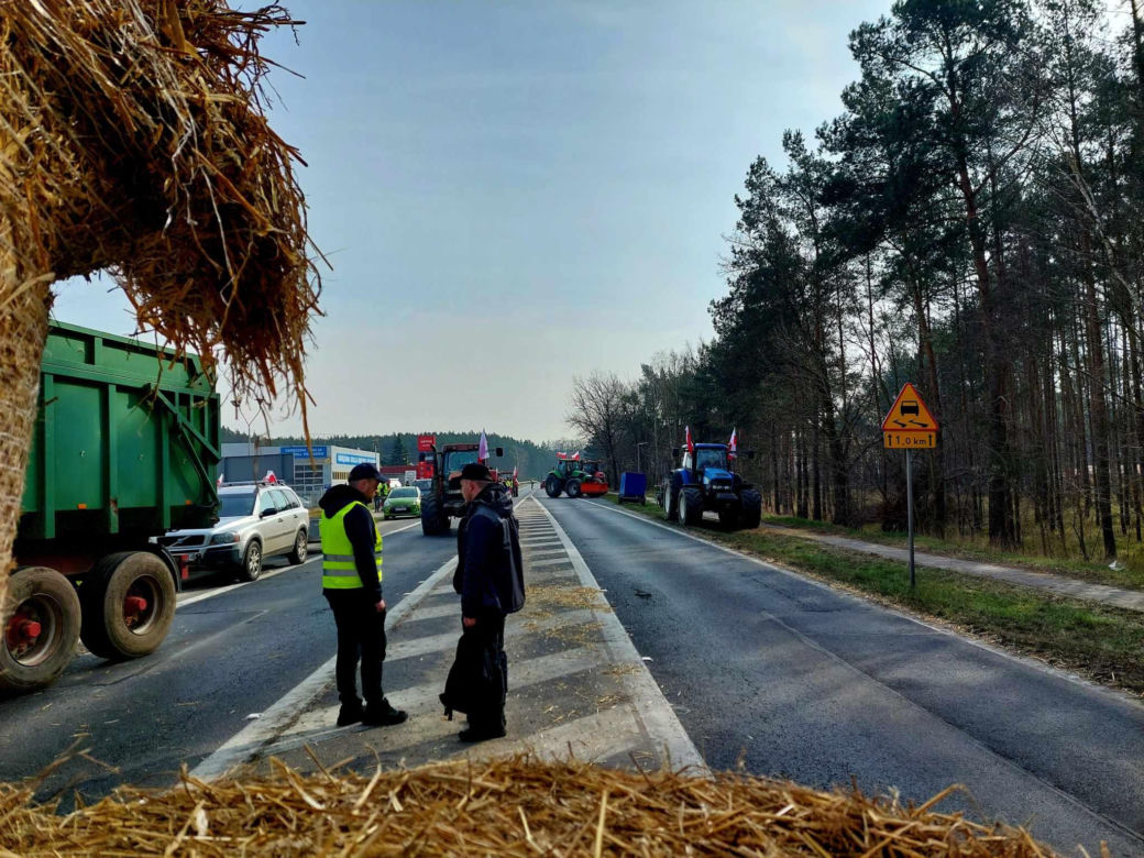 Totalna blokada DK 80 pod Bydgoszczą. Duże utrudnienia dla kierowców. Rolnicy ustawili barykadę, palą drewno, organizują pogrzeb [ZDJĘCIA]