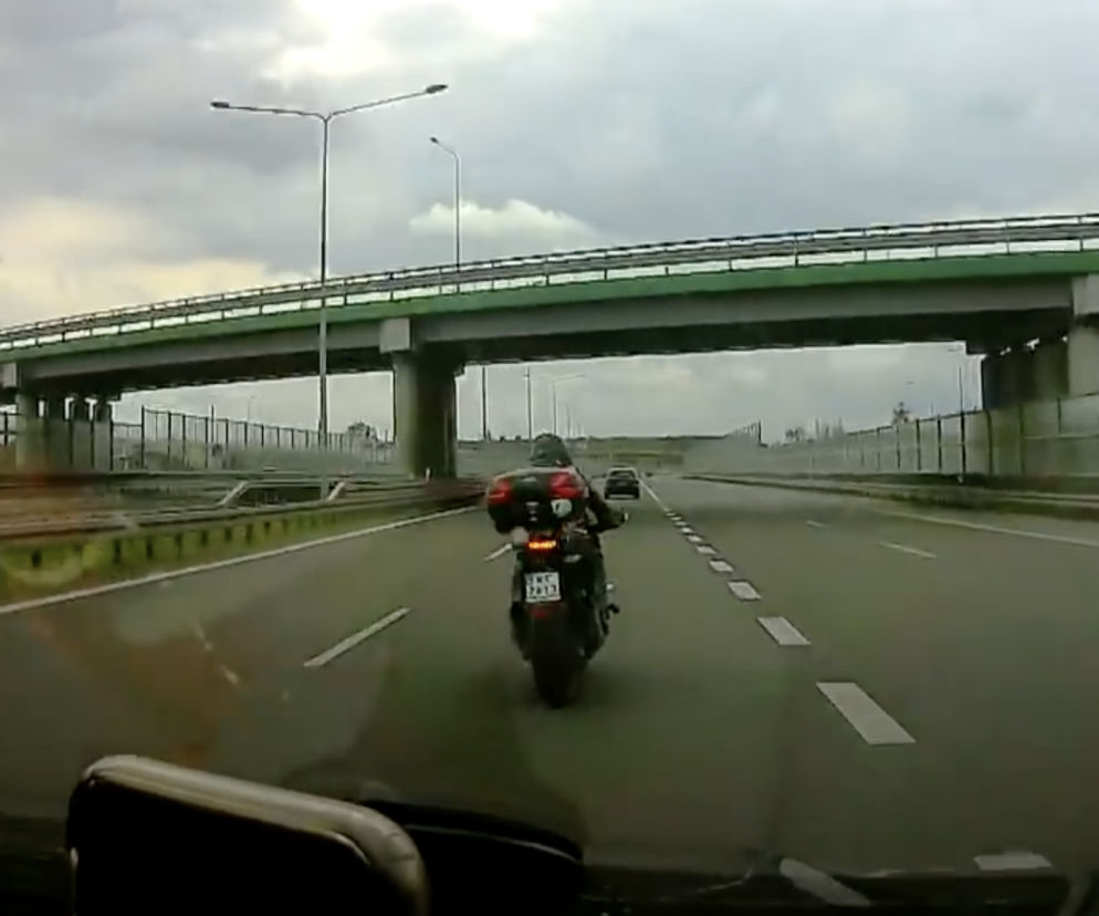 motocyklista hamował przed maską auta na drodze szybkiego ruchu