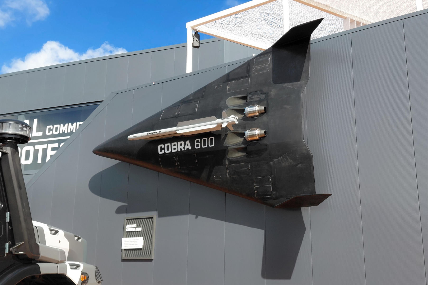 Cobra 600 z rakietą IRIS-T