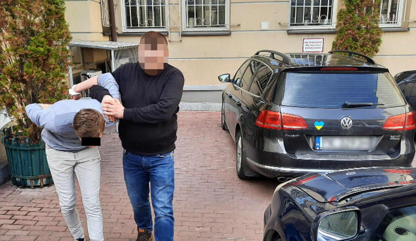Horror w taksówce. Chwycił kierowcę za włosy i przystawił mu nóż do gardła