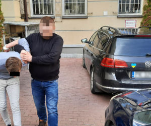 Horror w taksówce. Chwycił kierowcę za włosy i przystawił mu nóż do gardła