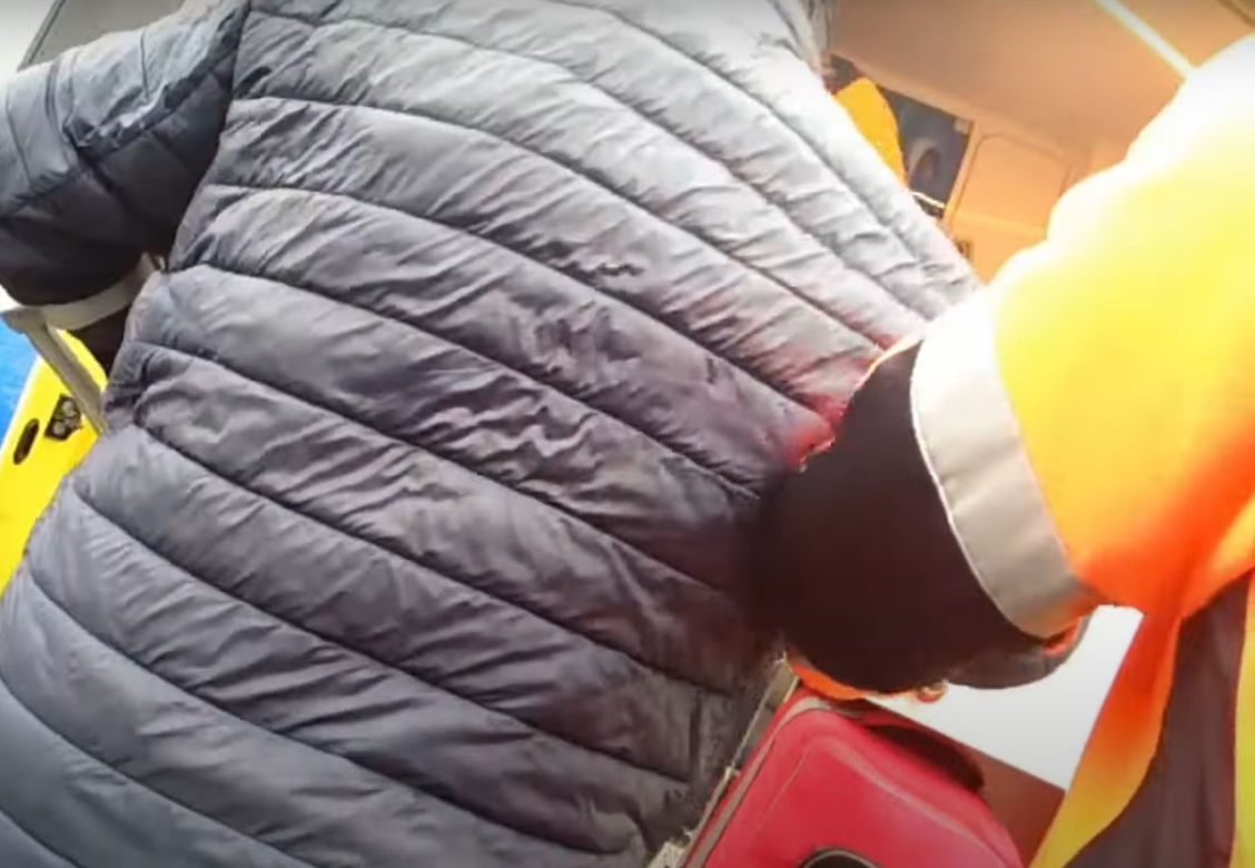Policjantka z Inowrocławia pomogła seniorowi, który siedział na przystanku
