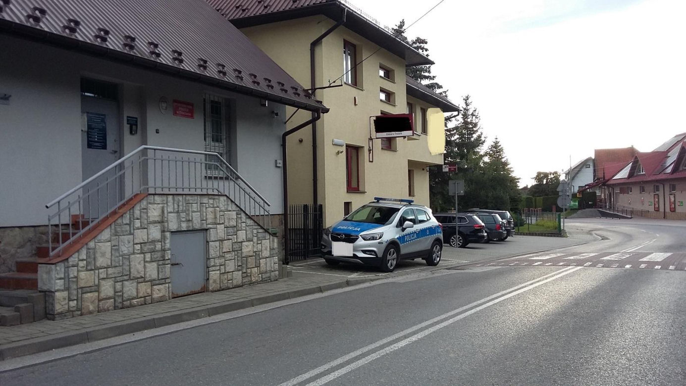 Trzciana. Policyjna "koperta" tuż przy przejściu dla pieszych. Mamy wyjaśnienia mundurowych