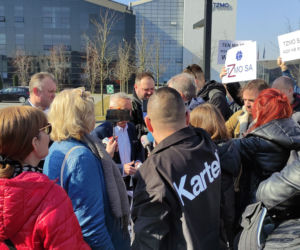 Protest pod siedzibą TZMO. Co dalej z Toruńskimi Zakładami Materiałów Opatrunkowych w Rosji?