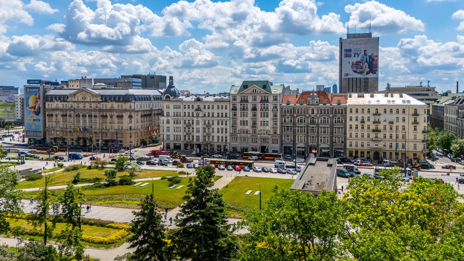 Południowa pierzeja Alej Jerozolimskich w centrum Warszawy