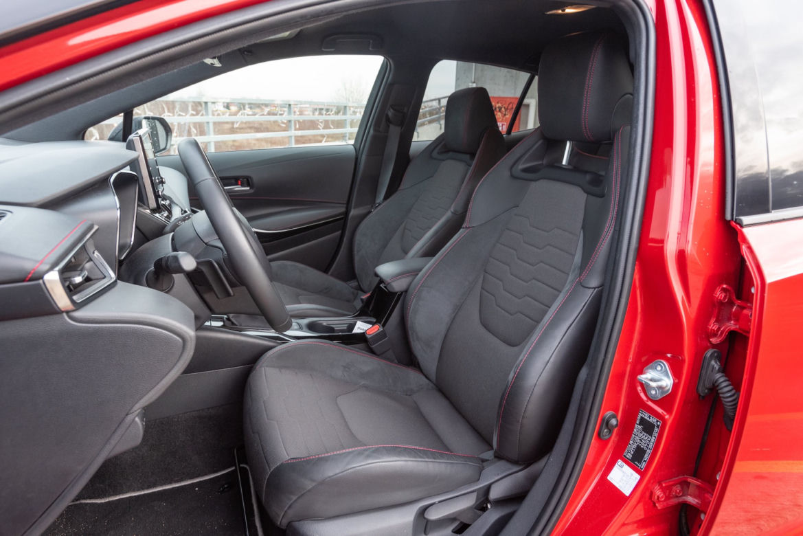 Toyota Corolla 2.0 Hybrid Dynamic Force 184 KM e-CVT vs Mazda 3 Skyactiv-X 180 KM 6MT AWD