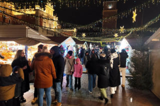 Tłumy na bożonarodzeniowym jarmarku na Rynku. To ostatnie dni żeby go odwiedzić