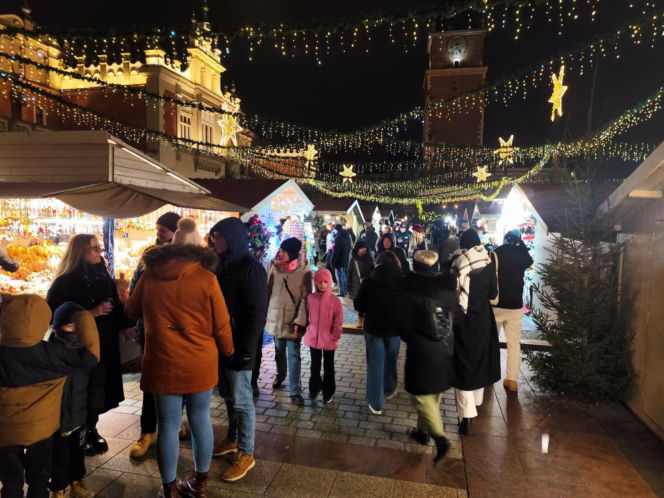 Tłumy na bożonarodzeniowym jarmarku na Rynku. To ostatnie dni żeby go odwiedzić