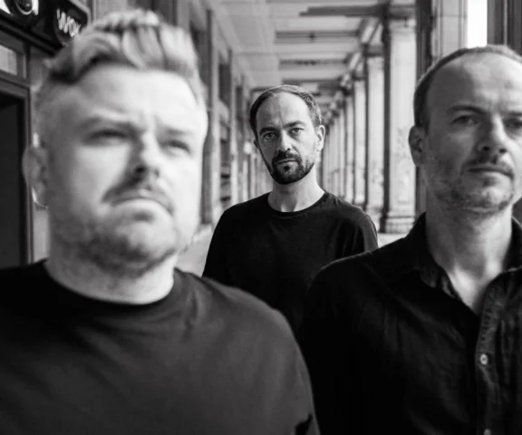 Mateusz Franczak z albumem Iskry – poetycko-alternatywna opowieść o ulotnych emocjach i relacjach międzyludzkich