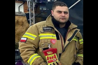 Krzysztof wracał z obchodów Święta Wojska Polskiego. Nagle wjechał w niego samochód. Żołnierz i strażak walczy o powrót do sprawności