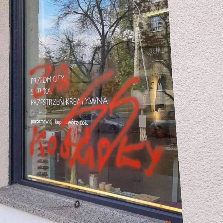 Nazistowskie symbole na placu, na Bielanach