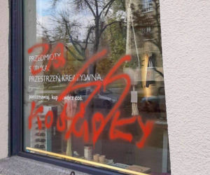 Nazistowskie symbole na placu, na Bielanach