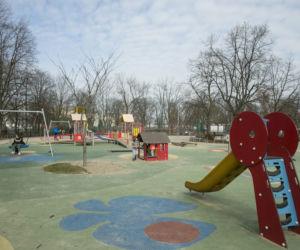 Kolejne dzielnice zamykają place zabaw