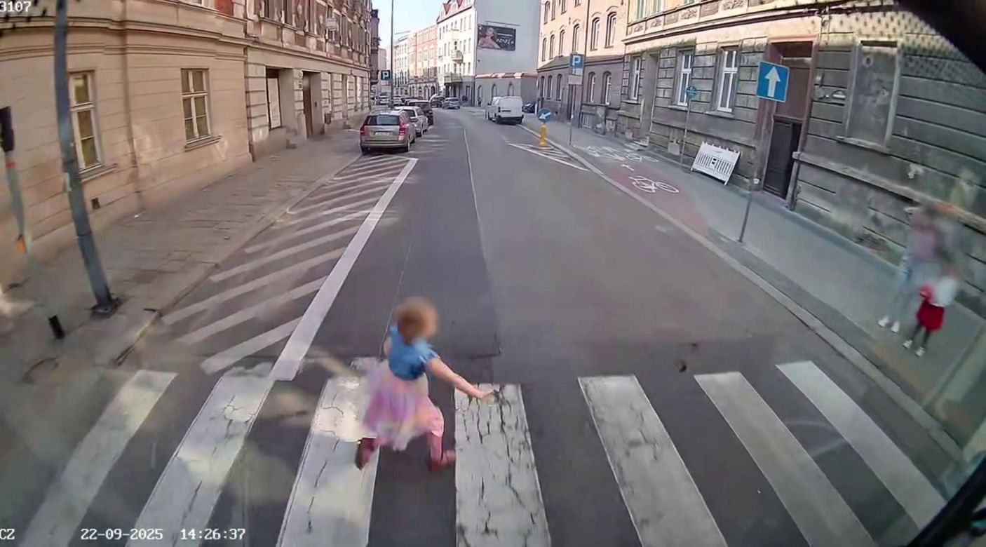 5-latka wbiegła przed autobus. Dramat w Bytomiu