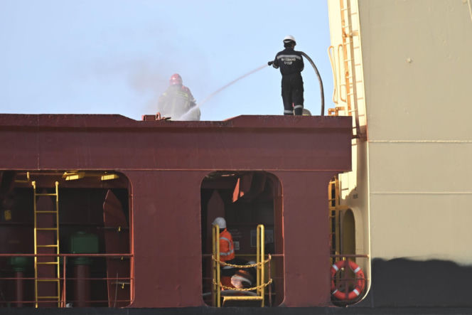 Pożar statku w Nowym Porcie w Gdańsku. Jednostka pływa pod banderą Cypru, a na jej pokładzie przebywało 25 członków załogi