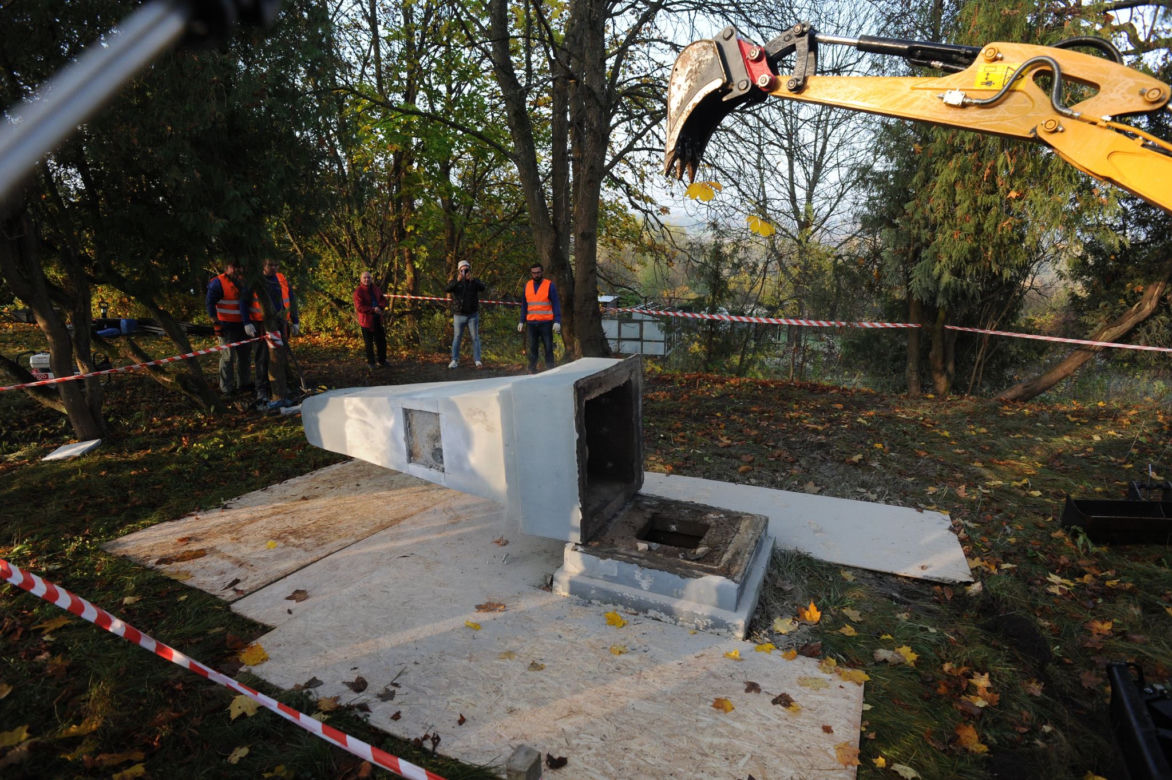 Usuwanie sowieckiego pomnika w Bobolicach