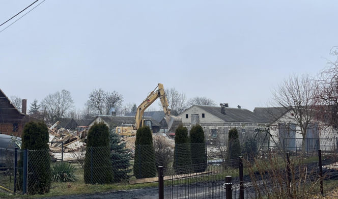 Rozbiórka domu Wesołowskich z Wyryków. "Coś się w końcu ruszyło. Taki prezent na święta".
