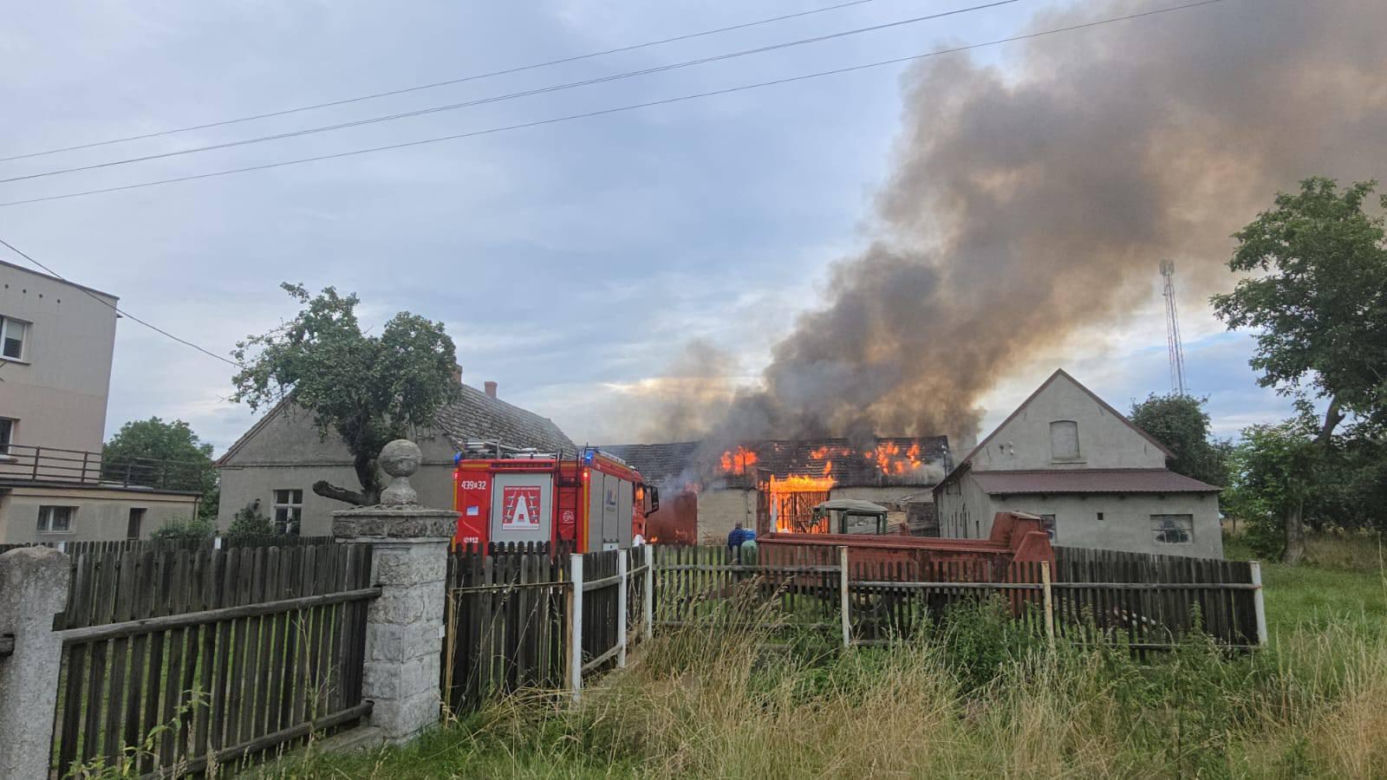 Duże straty po pożarze stodoły w Krzepielowie niedaleko Sławy [ZDJĘCIA]